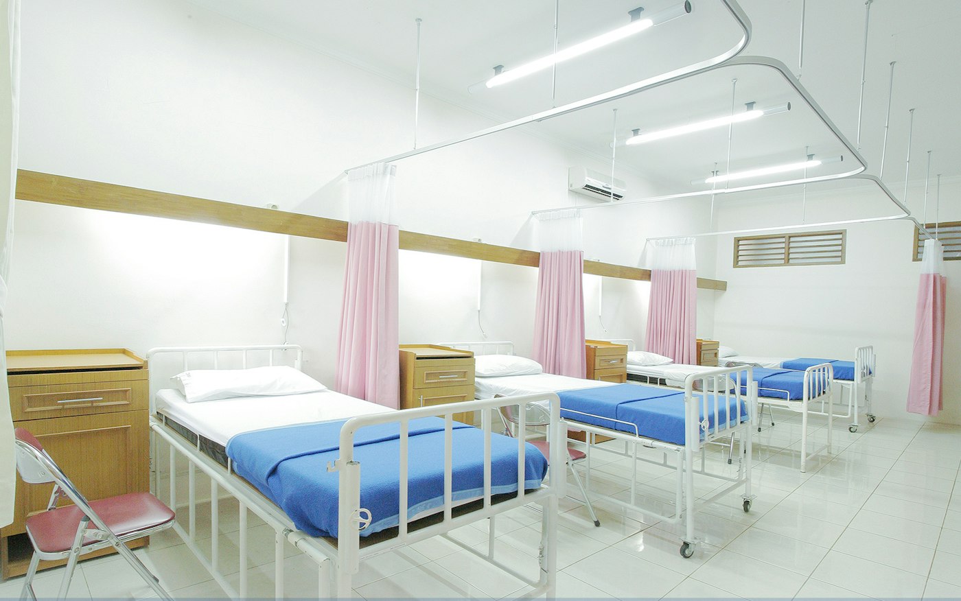 Hospital room with made beds, where a hospital sitter in Staten Island keeps a patient company